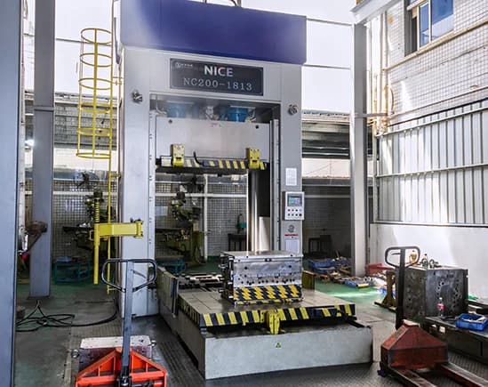 Mold spotting machine with an injection mold positioned on the worktable