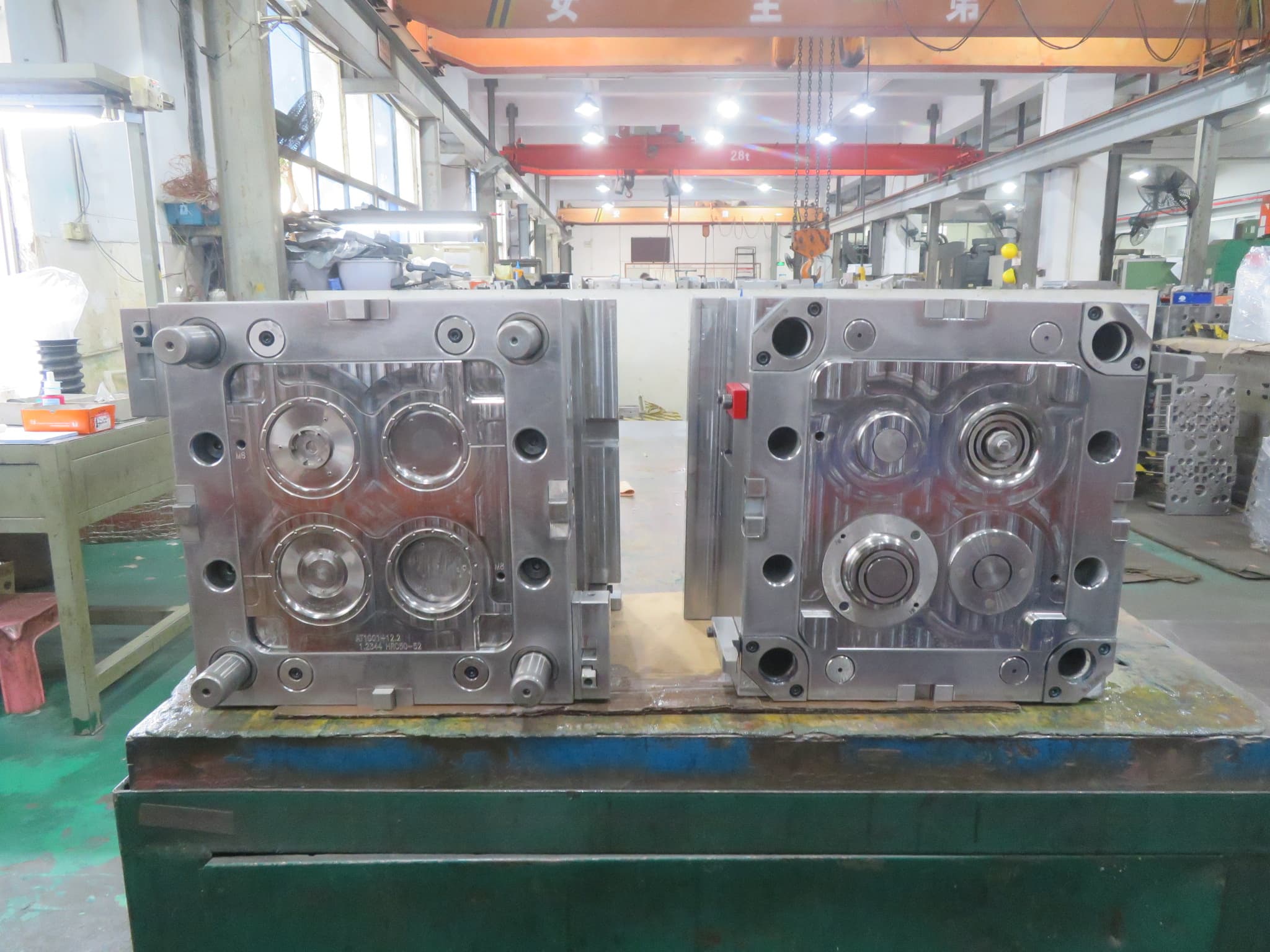 Family injection mold with several related part cavities